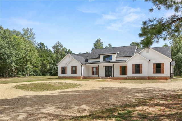 view of modern farmhouse style home