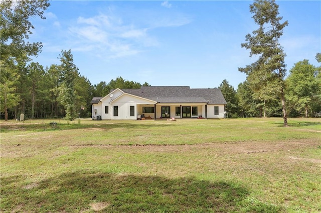 view of front of property with a front yard