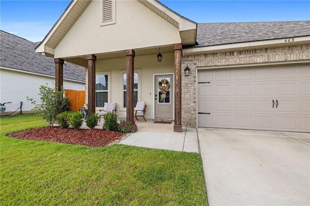 view of front facade featuring a porch, a garage, and a front yard