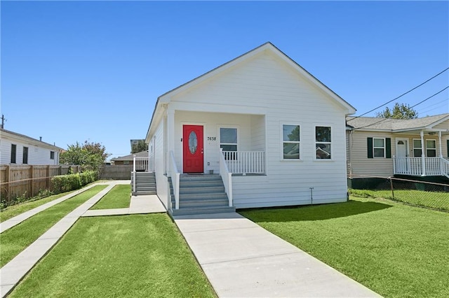 bungalow featuring a front lawn