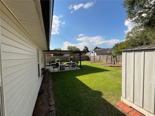 view of yard featuring a patio