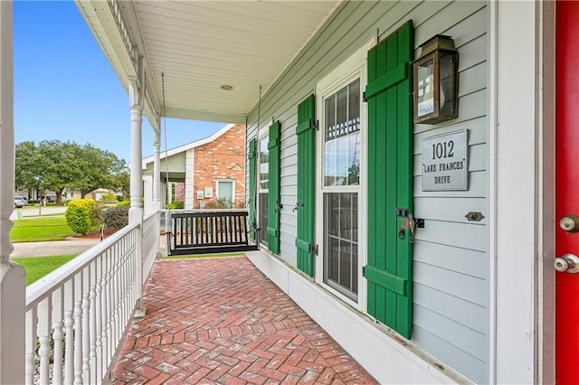 balcony featuring covered porch