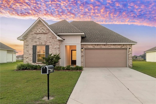 view of front of home featuring a yard and a garage