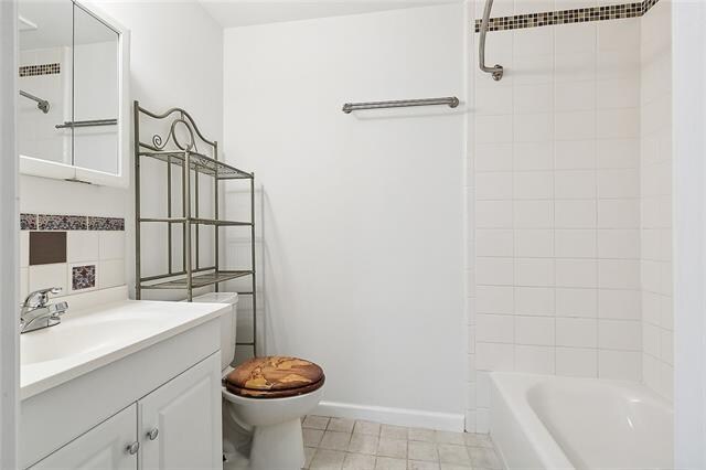 full bathroom with vanity, toilet, and tiled shower / bath