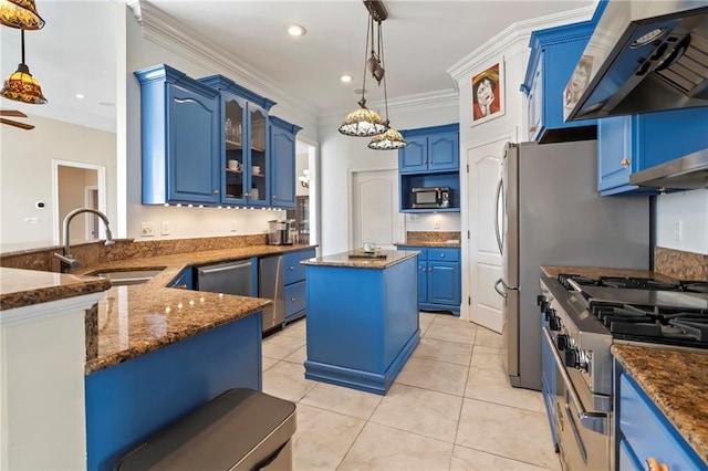 kitchen featuring appliances with stainless steel finishes, blue cabinets, a center island, crown molding, and decorative light fixtures