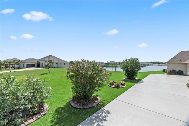 view of yard featuring a water view