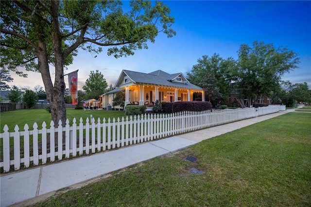 view of front of house featuring a yard