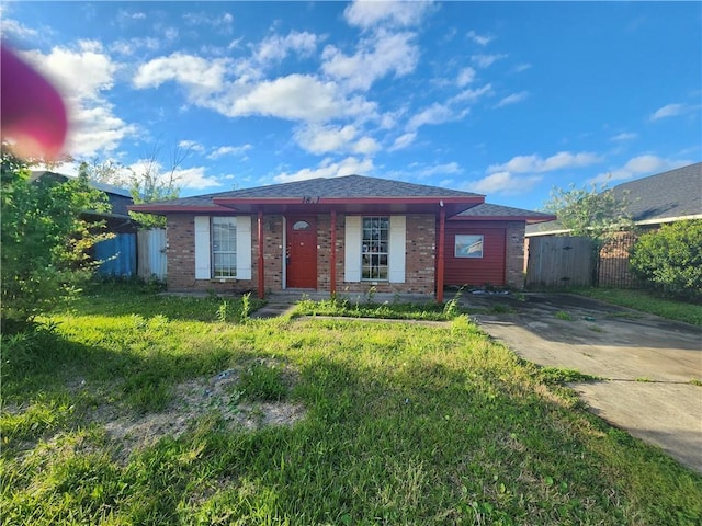 single story home with a front lawn