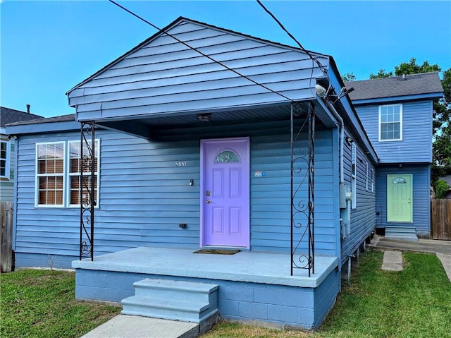 view of front of property featuring a front yard