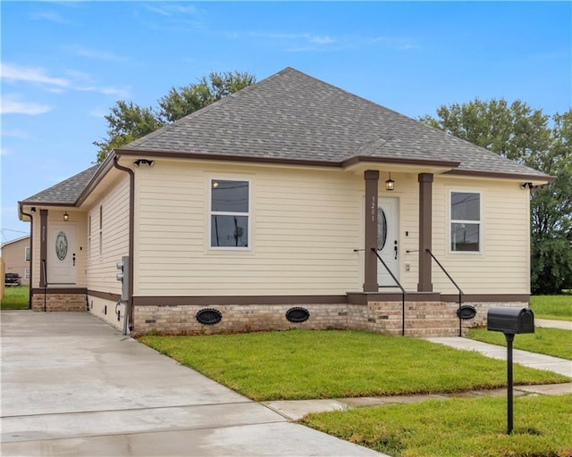 view of front of home featuring a front lawn