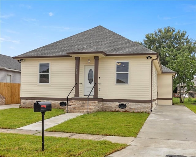 view of front of property featuring a front lawn