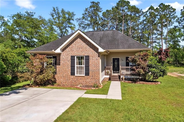 view of front of house featuring covered porch and a front yard