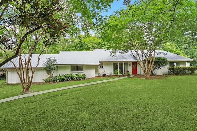 ranch-style home featuring a front yard