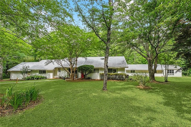 ranch-style house featuring a front yard