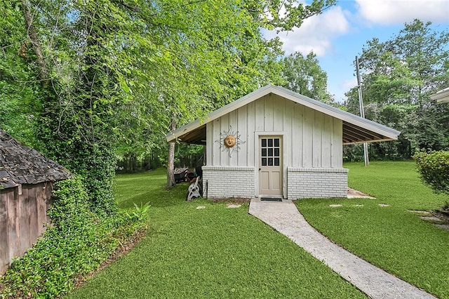 view of outdoor structure with a yard