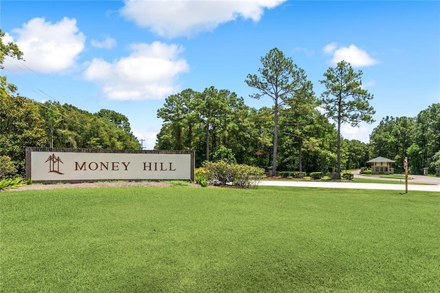 community sign featuring a yard