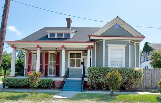 view of front of property featuring a porch