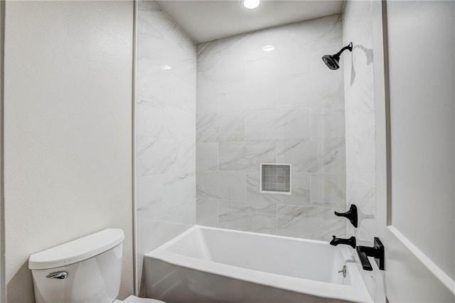 bathroom with tiled shower / bath and toilet