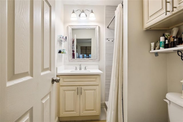 full bathroom with shower / bath combination with curtain, vanity, and toilet