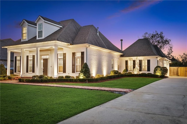 view of front of house featuring a yard