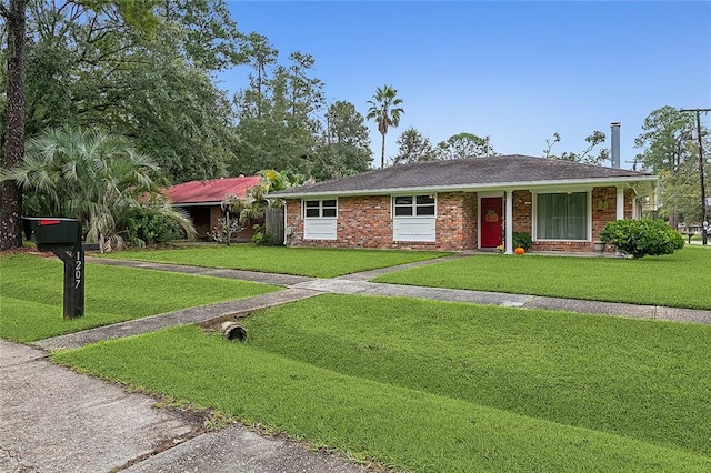 ranch-style house featuring a front yard