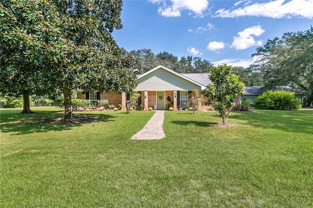 view of front of property featuring a front yard