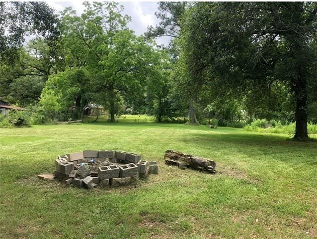 view of yard with a fire pit