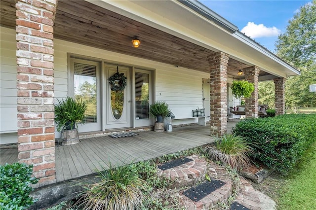 doorway to property with covered porch