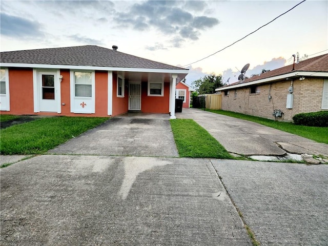 single story home featuring a lawn