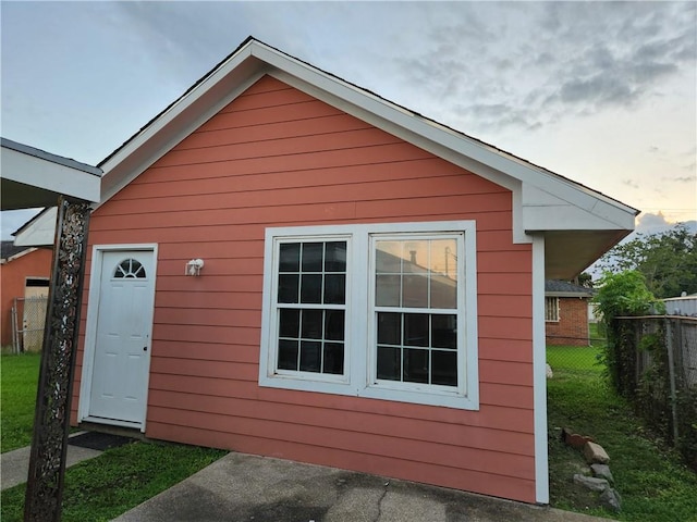 view of yard with a shed