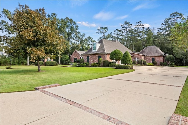 view of front facade with a front yard