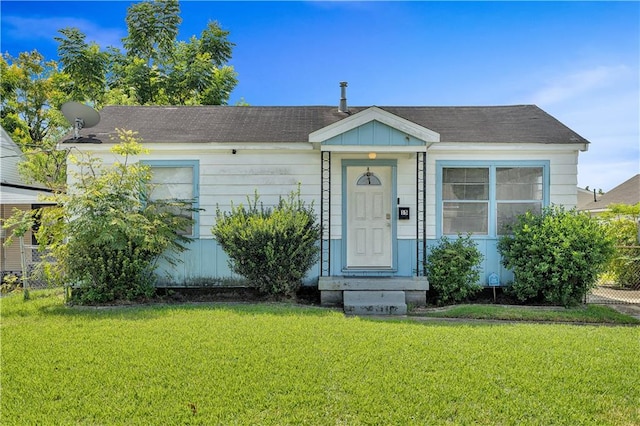 view of front facade with a front lawn