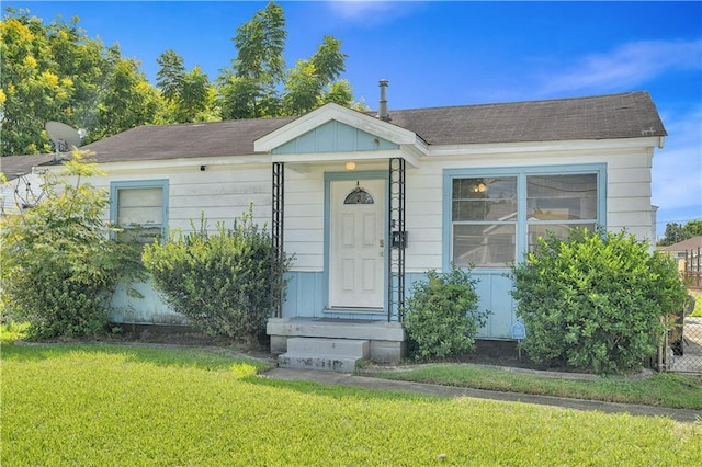 view of front of house with a front lawn