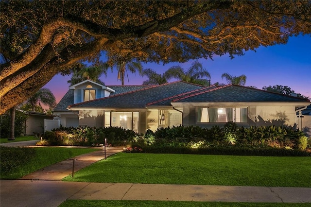 view of front of property featuring a lawn