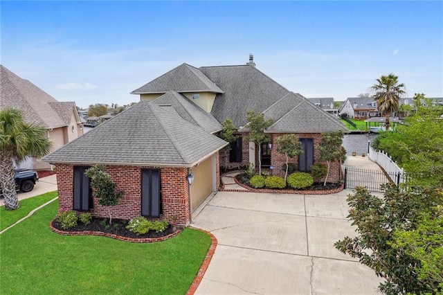 view of front of home featuring a front lawn