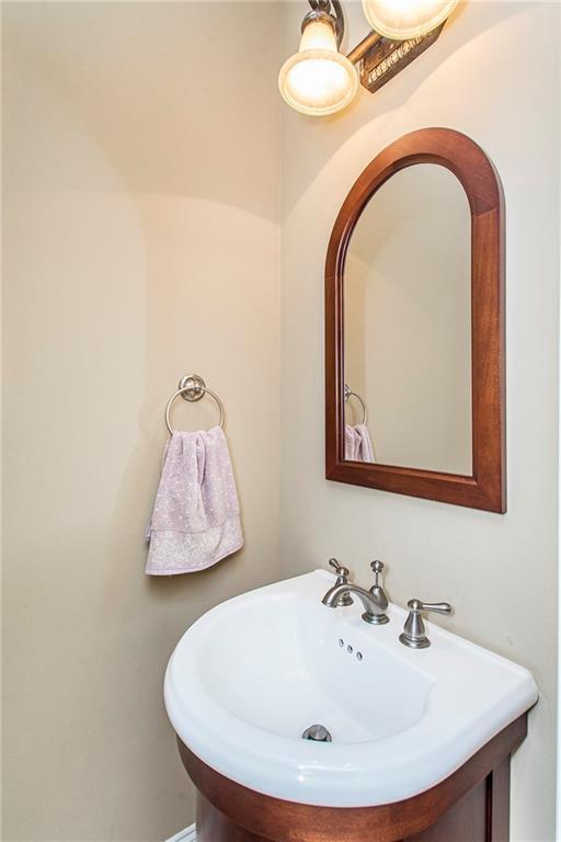 324 38th St, New Orleans, LA 70124 - bathroom featuring a sink