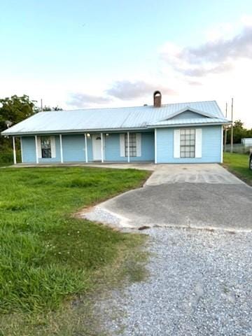 single story home featuring a front yard