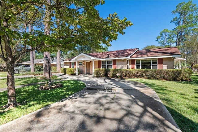 ranch-style house featuring a front yard