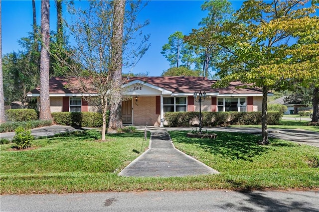 single story home featuring a front lawn