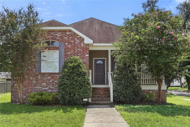 view of front facade featuring a front yard