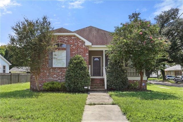 view of front of home featuring a front yard