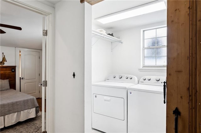 laundry room with washer and clothes dryer and ceiling fan