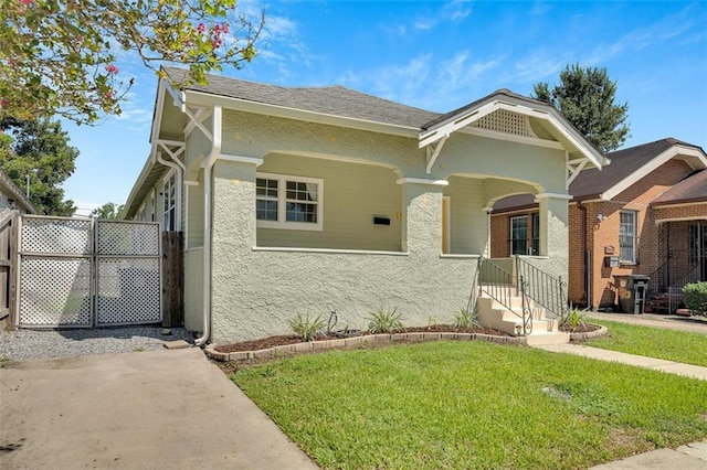 view of front of property with a front yard