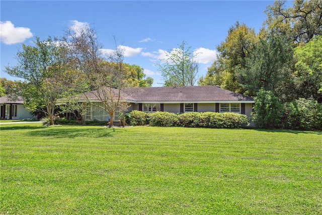 single story home with a front yard