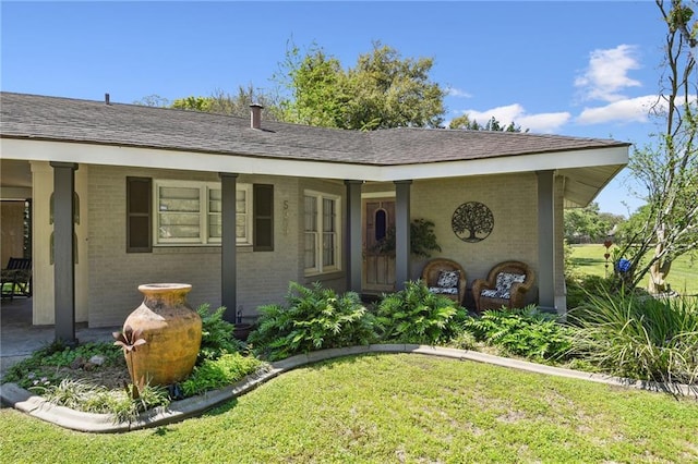 ranch-style house featuring a front yard and covered porch