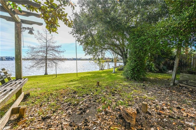 view of yard featuring a water view