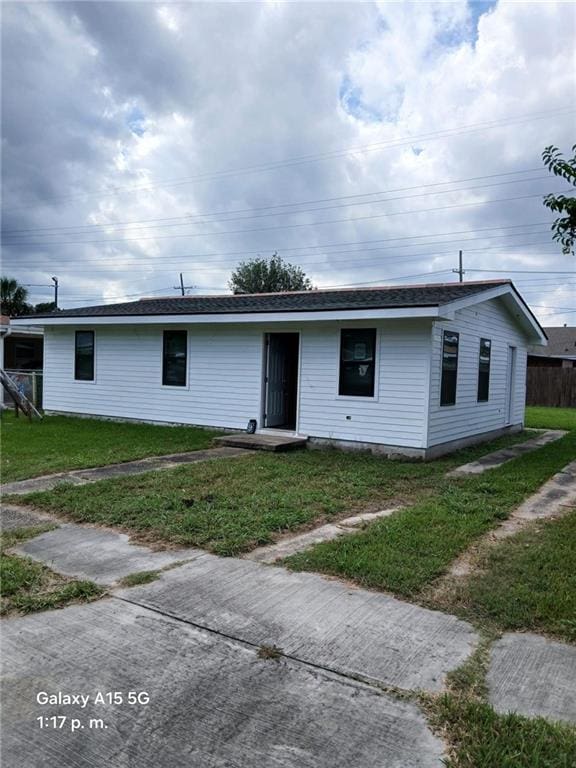 view of front facade with a front lawn