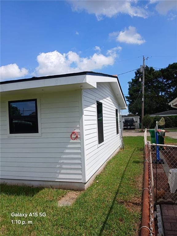 view of side of property featuring a lawn