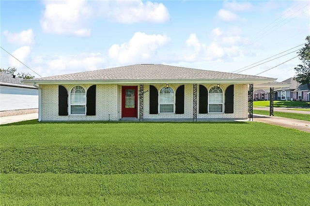 single story home with a front lawn