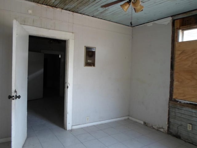 empty room featuring ceiling fan